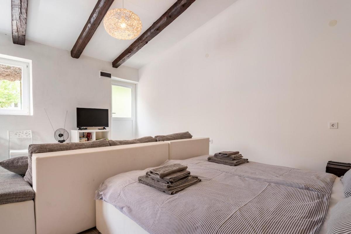 Apartments Martinis Vis Ngoại thất bức ảnh