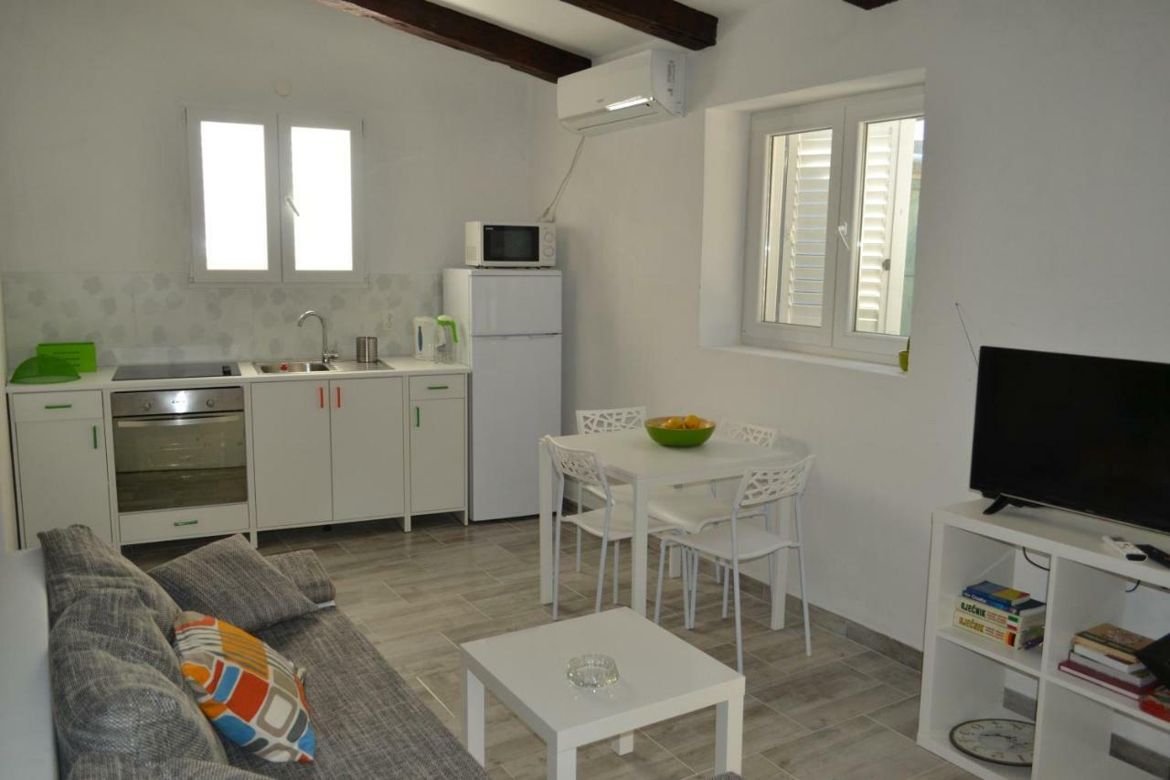 Apartments Martinis Vis Ngoại thất bức ảnh